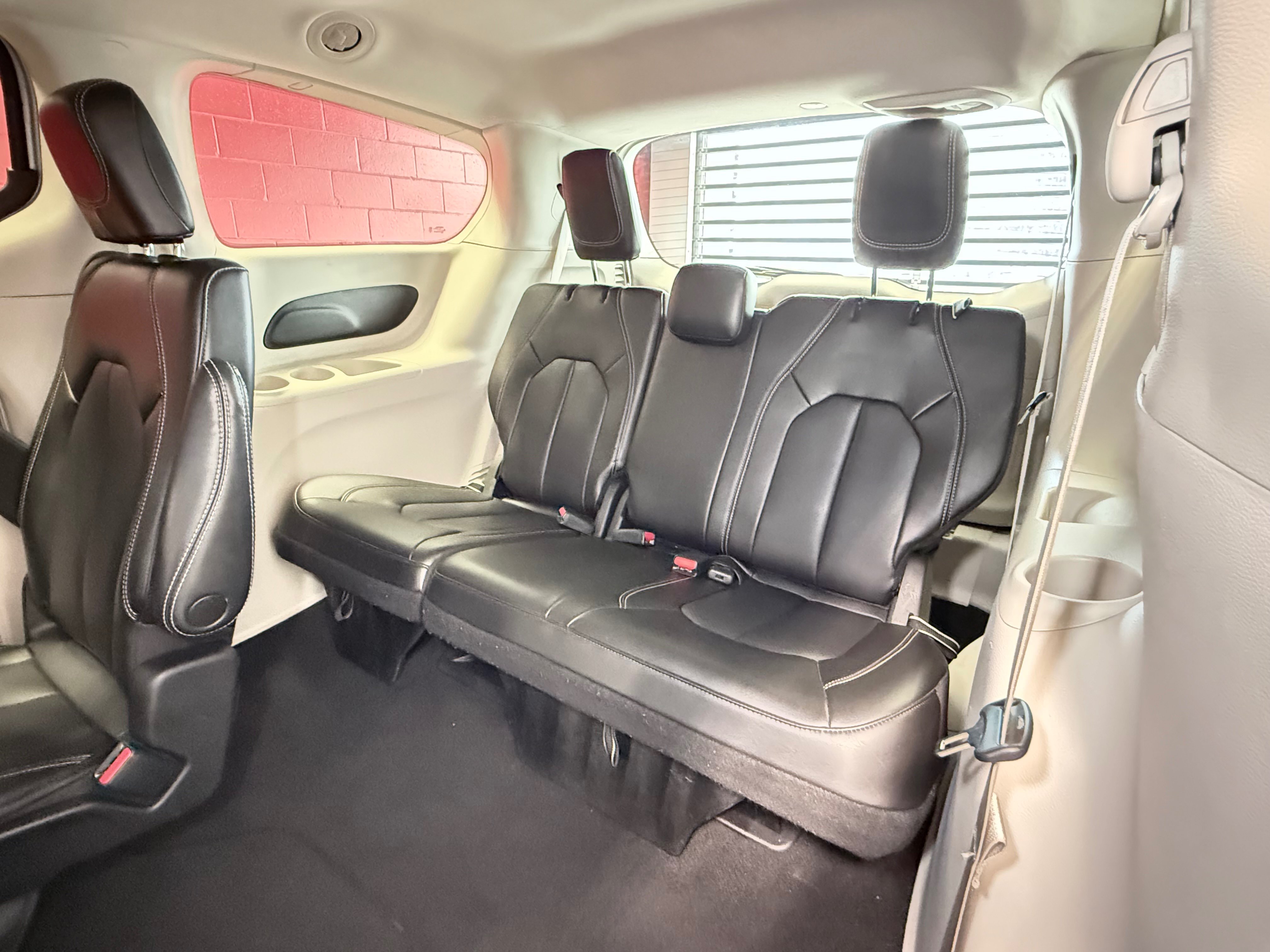 Used 2023 Chrysler Pacifica Touring-L FWD image 33
