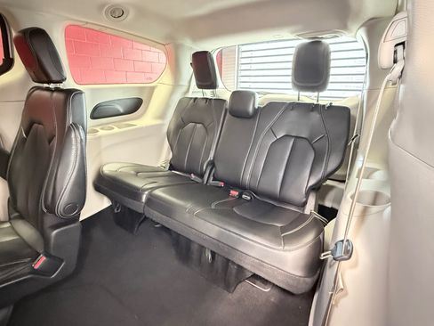 Used 2023 Chrysler Pacifica Touring-L FWD image 33