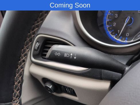 Used 2017 Chrysler Pacifica Touring-L FWD image 27