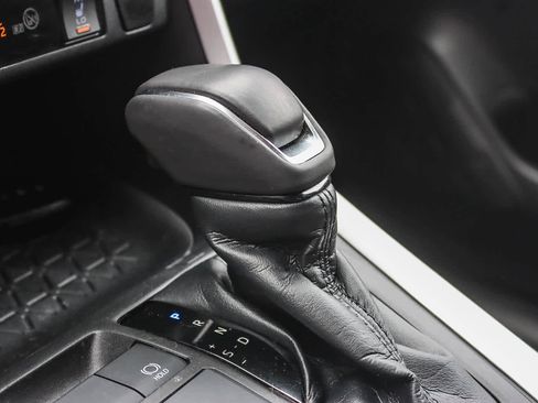 Used 2022 Toyota RAV4 SE image 18