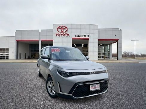 Used 2025 Kia Soul LX w/ LX Technology Package FWD image 1