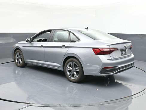 Used 2024 Volkswagen Jetta SE image 6