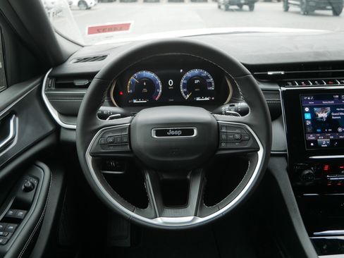 New 2025 Jeep Grand Cherokee Limited w/ Black Appearance Package image 22