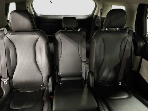 Used 2024 Kia Carnival LX image 23