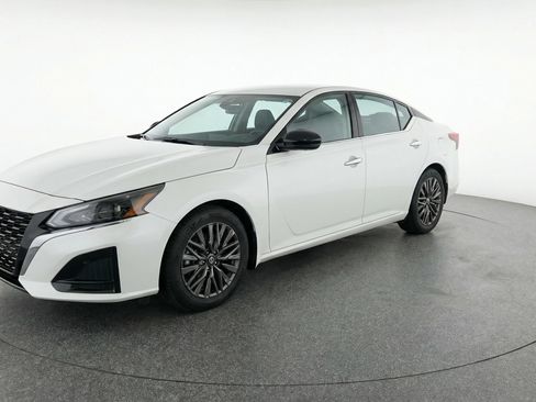 Used 2025 Nissan Altima 2.5 SV image 3