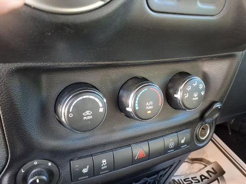 Used 2016 Jeep Wrangler Sahara w/ Dual Top Group AWD/4WD image 23