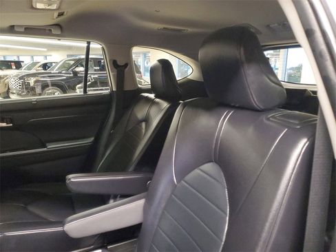 Certified 2023 Toyota Highlander XLE image 13