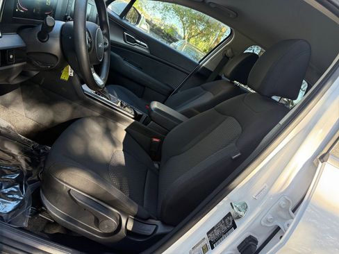 Used 2025 Kia Sportage LX image 21