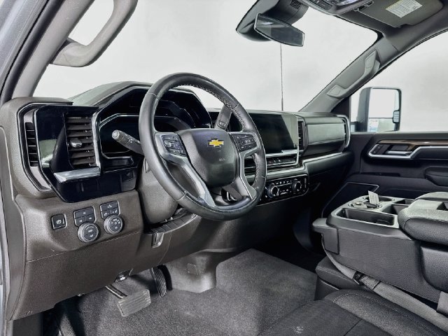 Used 2025 Chevrolet Silverado 2500 LT w/ Convenience Package AWD/4WD image 9