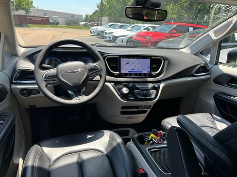Used 2023 Chrysler Pacifica Touring-L FWD image 12