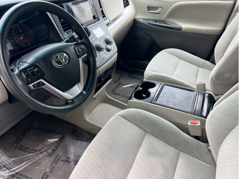 Used 2017 Toyota Sienna LE image 13