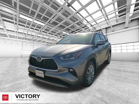 Used 2025 Toyota Highlander Platinum image 8