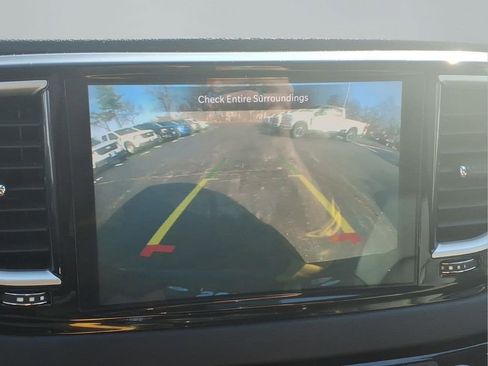 Used 2024 Chrysler Pacifica Touring-L image 8