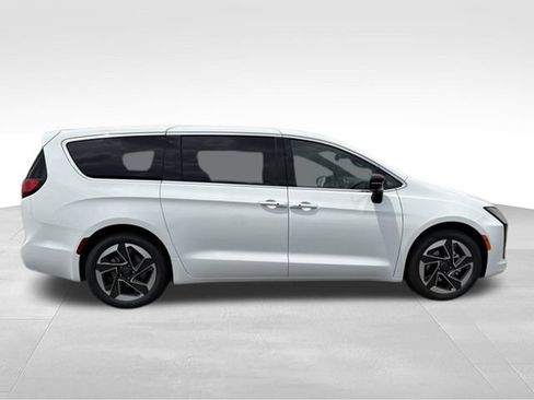 New 2027 Chrysler Pacifica Limited FWD image 22
