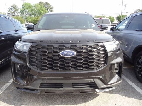 Used 2025 Ford Explorer ST-Line image 2