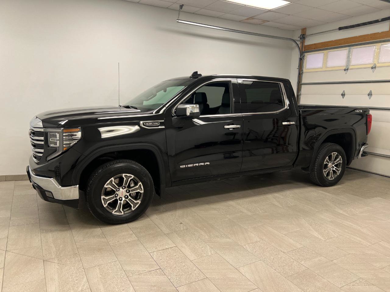 Used 2025 GMC Sierra 1500 SLT AWD/4WD image 6