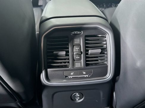 Certified 2025 Porsche Macan AWD/4WD image 27