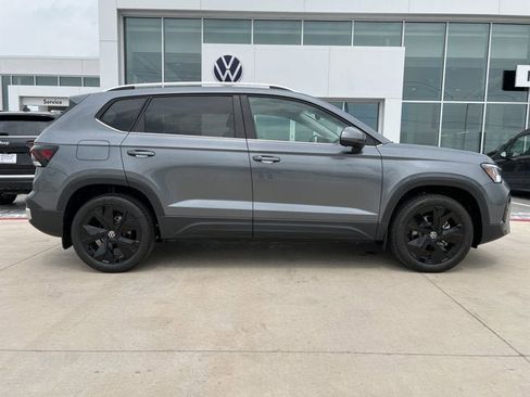 New 2025 Volkswagen Taos SE image 7
