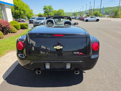 Used 2004 Chevrolet SSR w/ Preferred Equipment Group RWD image 4