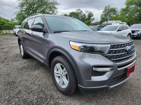 Used 2022 Ford Explorer XLT w/ Equipment Group 202A image 8