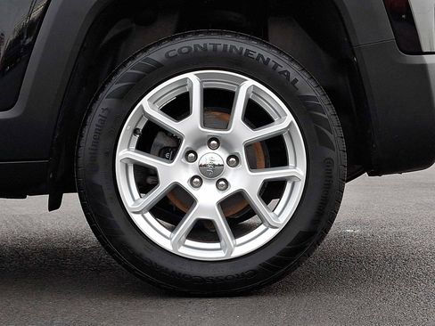 Used 2019 Jeep Renegade Latitude w/ UConnect 8.4 Nav Group image 9