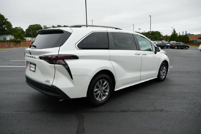 Used 2024 Toyota Sienna XLE FWD image 8
