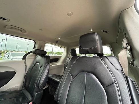 Used 2022 Chrysler Pacifica Touring-L FWD image 27