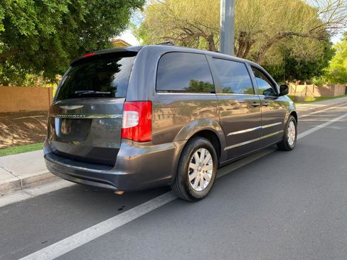 Used 2016 Chrysler Town & Country Touring image 7