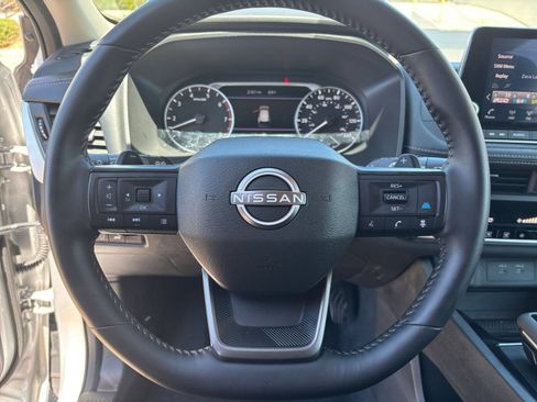 Used 2025 Nissan Rogue SV AWD/4WD image 30