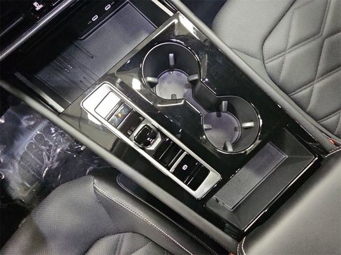 Used 2025 Volkswagen Atlas SE image 25