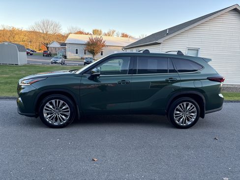 Used 2024 Toyota Highlander XLE image 7