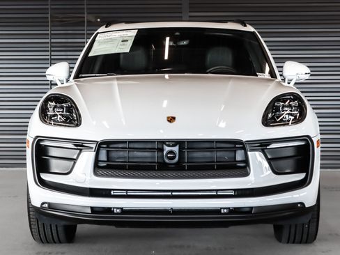 Used 2025 Porsche Macan image 8