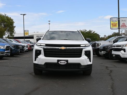 Used 2024 Chevrolet Traverse LS FWD image 2
