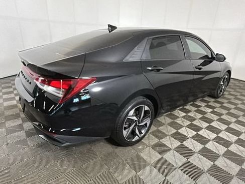 Used 2023 Hyundai Elantra SEL w/ Convenience Package FWD image 2