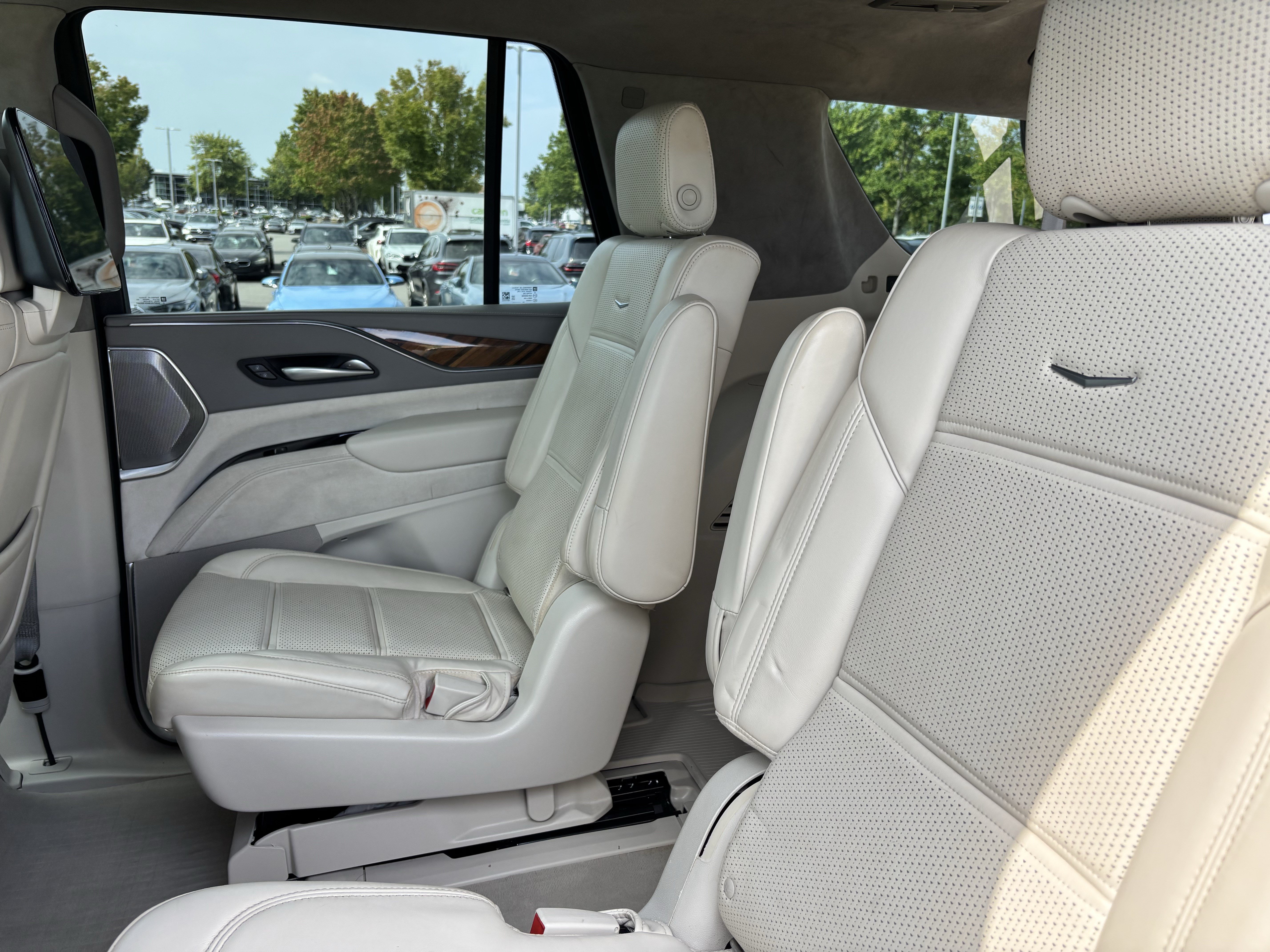 Used 2021 Cadillac Escalade Premium Luxury Platinum RWD image 32