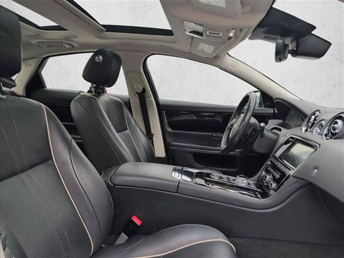 Used 2019 Jaguar XJ R-Sport RWD image 27