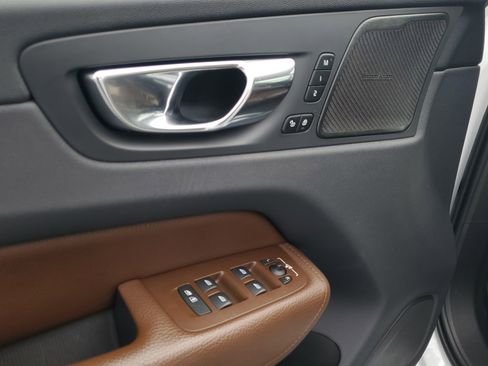 Used 2019 Volvo XC60 T5 Momentum w/ Multimedia Package image 21