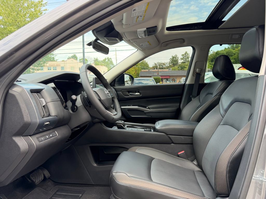 Used 2026 Nissan Pathfinder SL w/ SL Premium Package AWD/4WD image 17