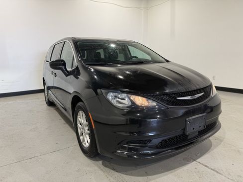 Used 2023 Chrysler Voyager LX image 4