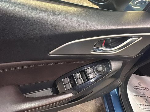Used 2018 MAZDA MAZDA3 Touring FWD image 11