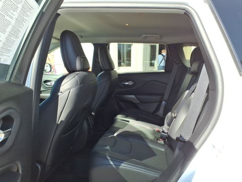 Used 2021 Jeep Cherokee Latitude Lux w/ Comfort/Convenience Group AWD/4WD image 10