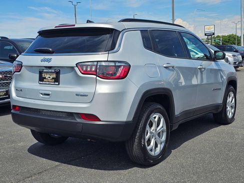 Used 2024 Jeep Compass Latitude AWD/4WD image 3
