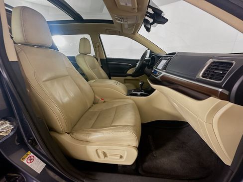 Used 2016 Toyota Highlander Limited Platinum FWD image 34
