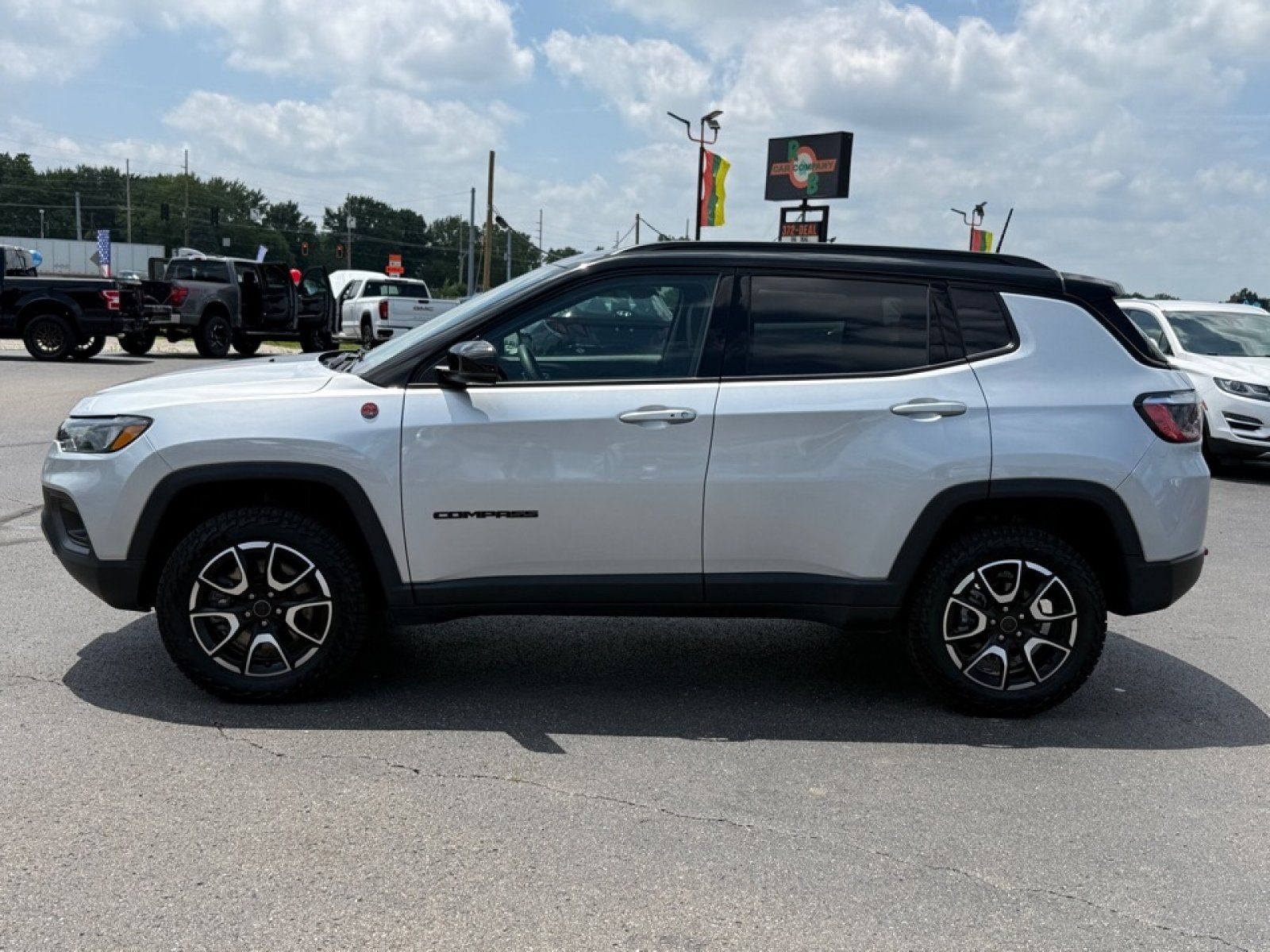 Used 2025 Jeep Compass Trailhawk AWD/4WD image 5
