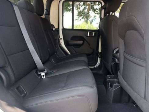 Used 2023 Jeep Gladiator Sport AWD/4WD image 15