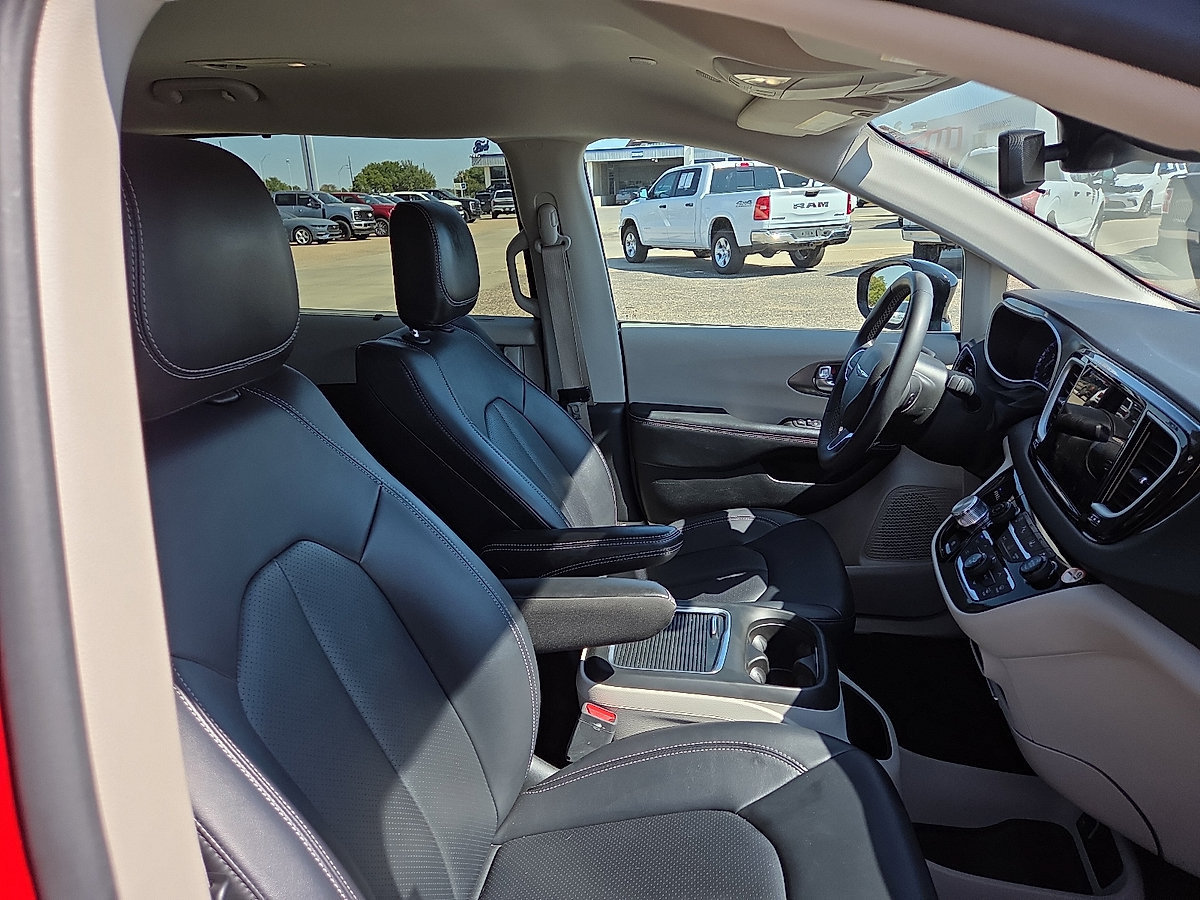 Used 2024 Chrysler Pacifica Touring-L FWD image 13