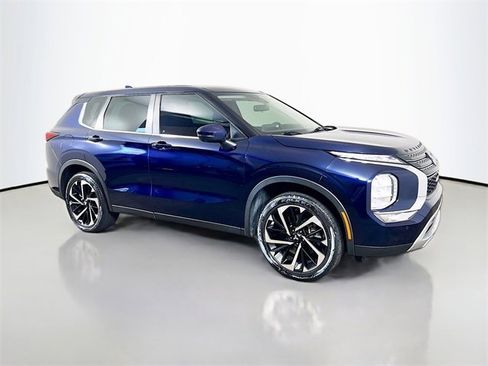 Used 2022 Mitsubishi Outlander SE image 27