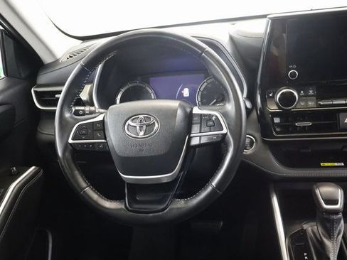 Used 2023 Toyota Highlander XLE AWD/4WD image 17