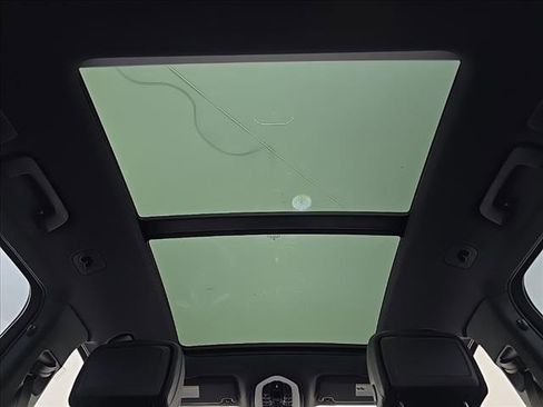 Certified 2025 Porsche Macan image 14