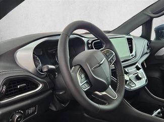 New 2026 Chrysler Pacifica Limited FWD video 3